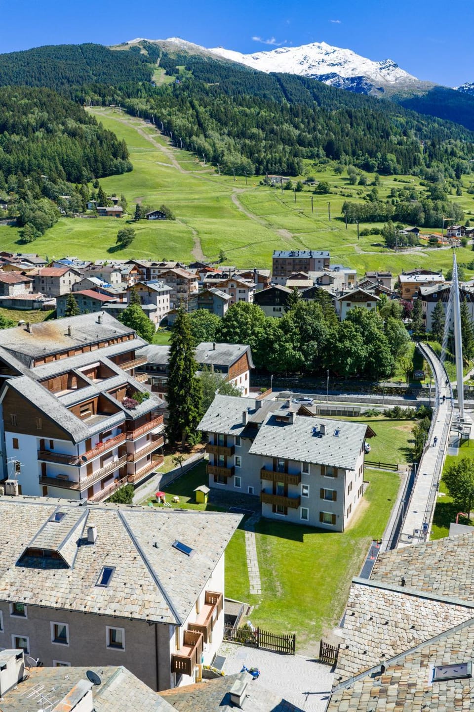 Property building, Nearby landmark, Spring, Day, Neighbourhood, Natural landscape, Bird's eye view, City view, Mountain view, Street view, Location