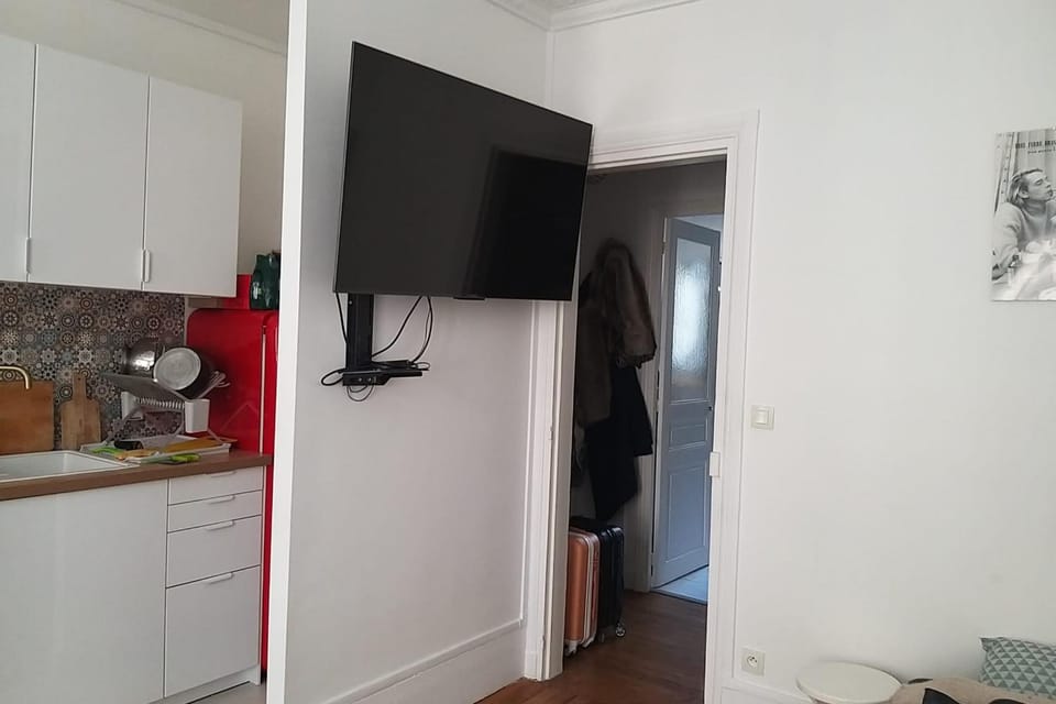 Cosy T3 near Gambetta Apartment in Paris