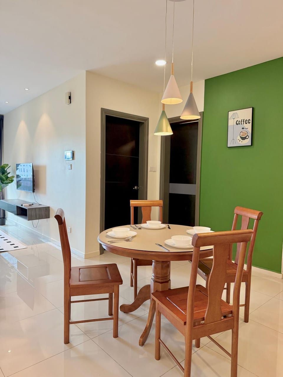 TV and multimedia, Seating area, Dining area