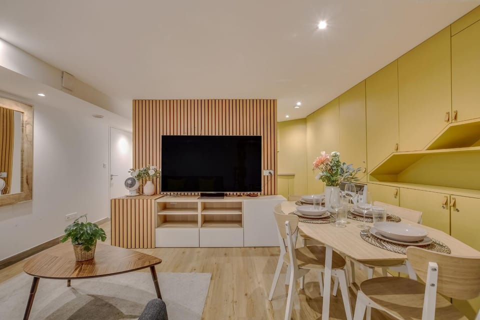 Basement studio- Montparnasse Station Apartment in Paris