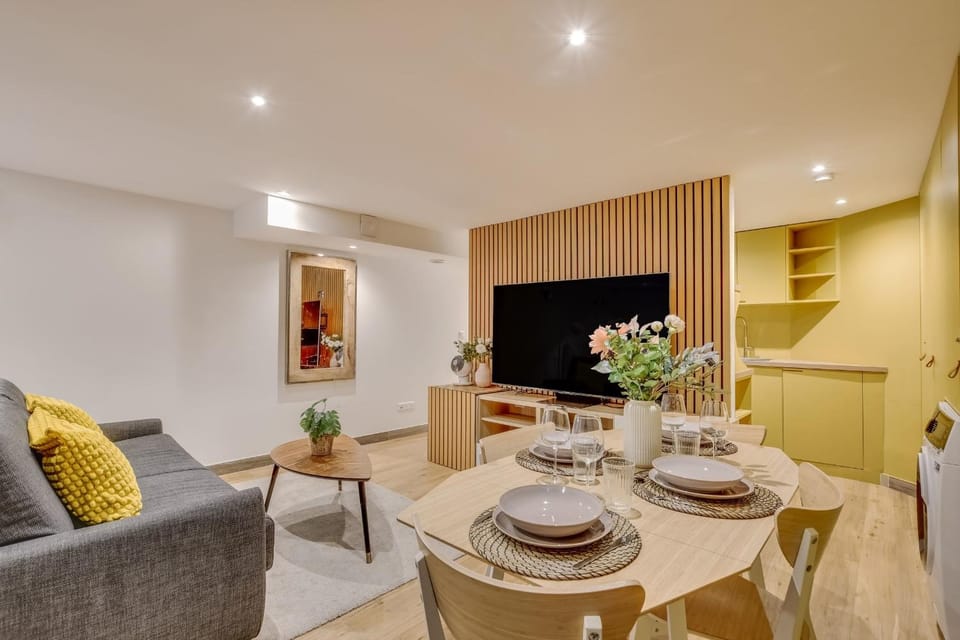 Basement studio- Montparnasse Station Apartment in Paris