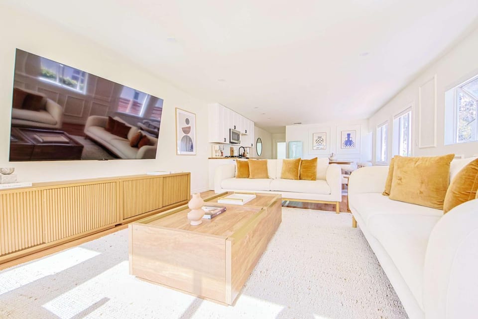 Chic 6BR West Hollywood Villa with Jacuzzi House in Hollywood