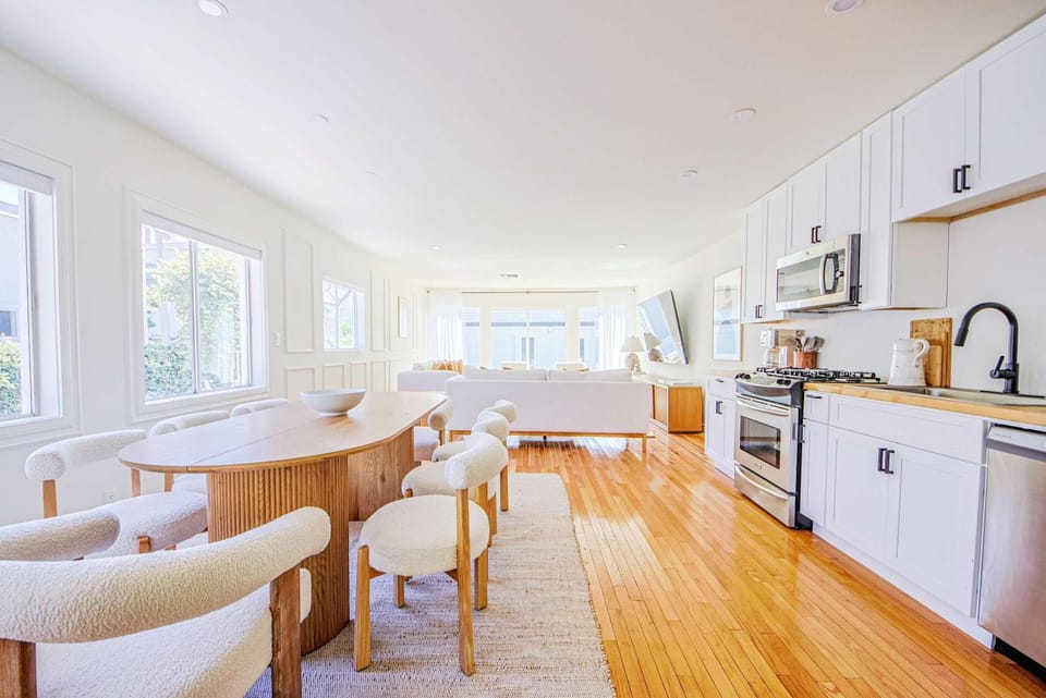 Chic 6BR West Hollywood Villa with Jacuzzi House in Hollywood