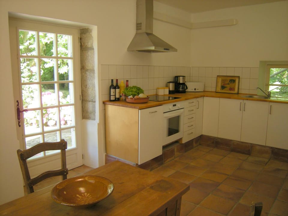 Coffee/tea facilities, Kitchen or kitchenette, oven, stove, toaster
