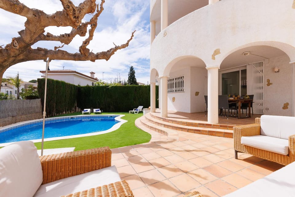 Property building, Swimming pool, sunbed