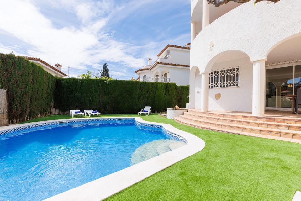Swimming pool, sunbed