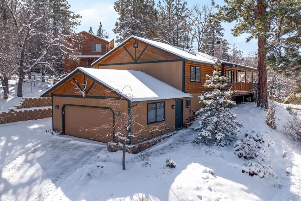 Renovated Moonridge Cabin w/ Hot Tub & Lake Views! Cabin in Big Bear