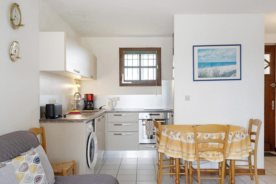 Property building, Kitchen or kitchenette, Living room