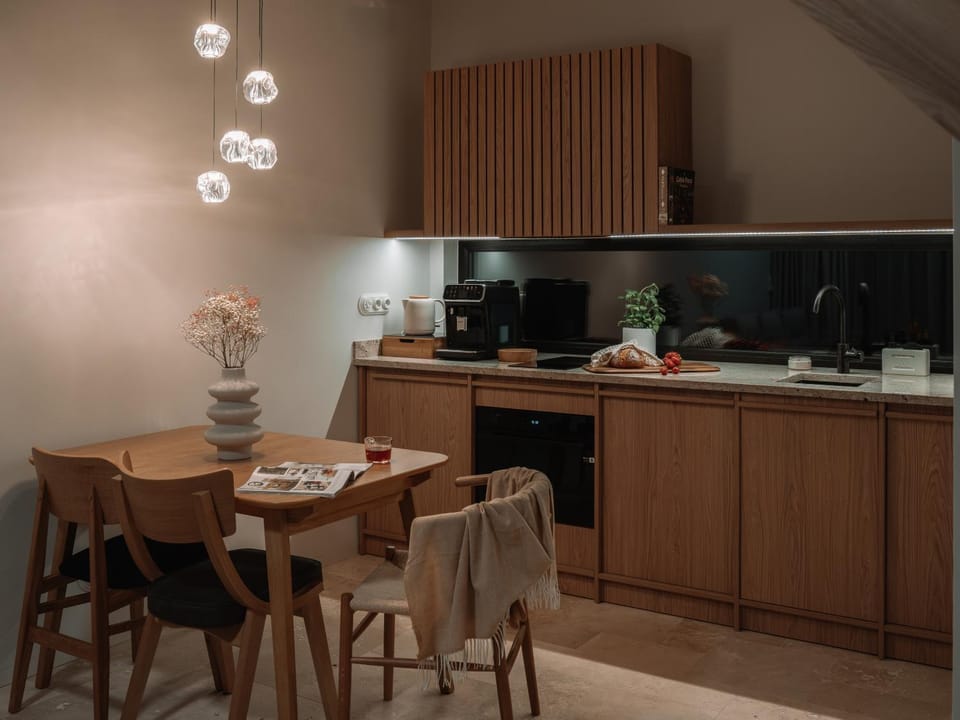 Coffee/tea facilities, Kitchen or kitchenette, stove