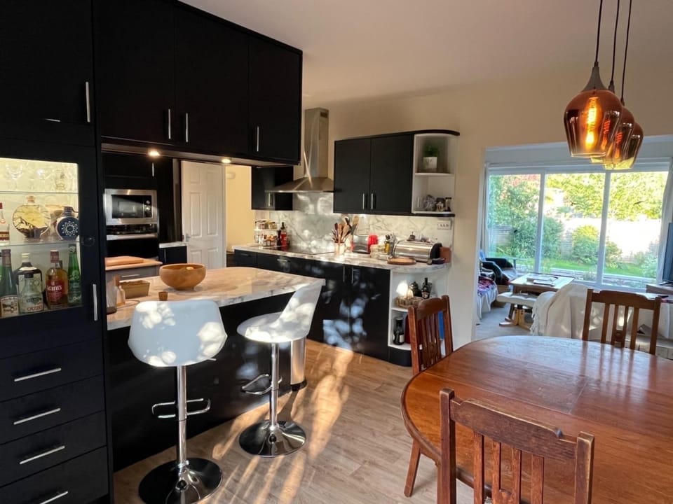 Kitchen or kitchenette, Living room, Seating area, Dining area, stove, toaster