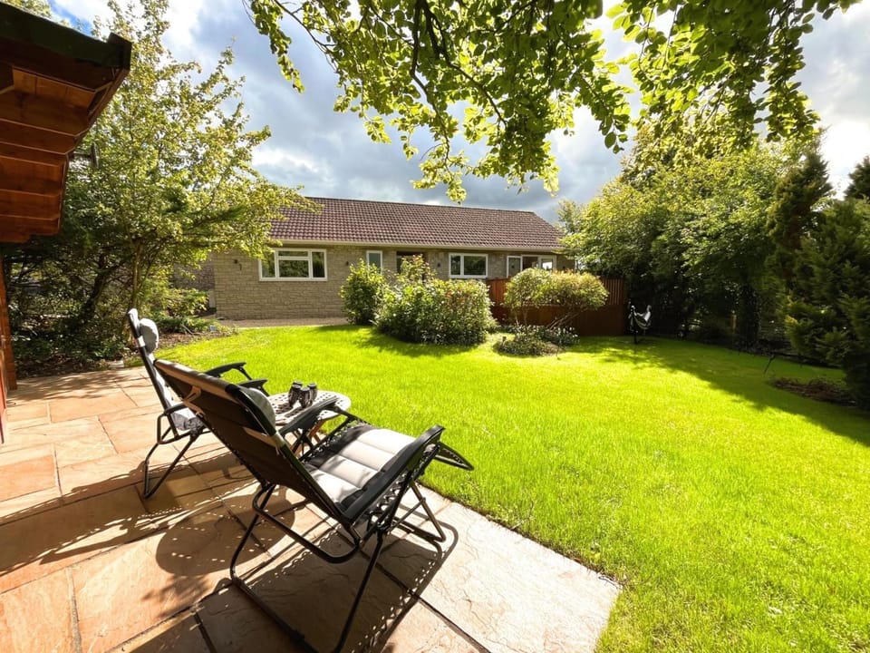 Property building, Day, Garden, Garden, Seating area, Garden view, sunbed