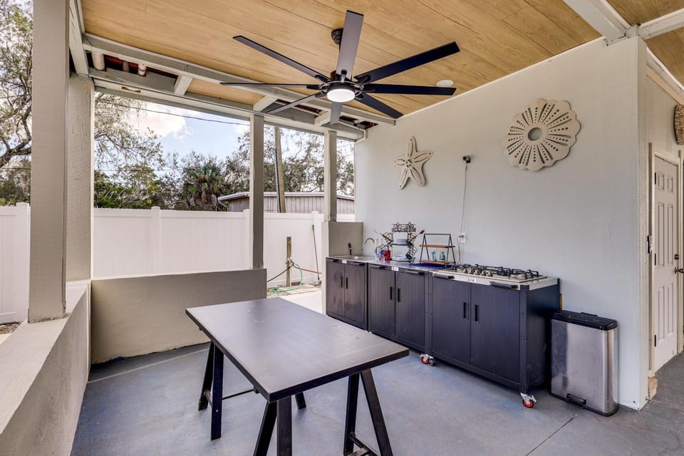 Private Beach: 'Hidden Shack By the Bay' in Ruskin House in Ruskin
