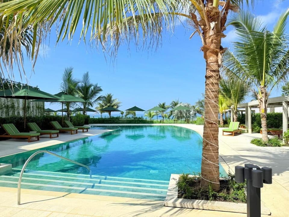 Pool view, Swimming pool, sunbed