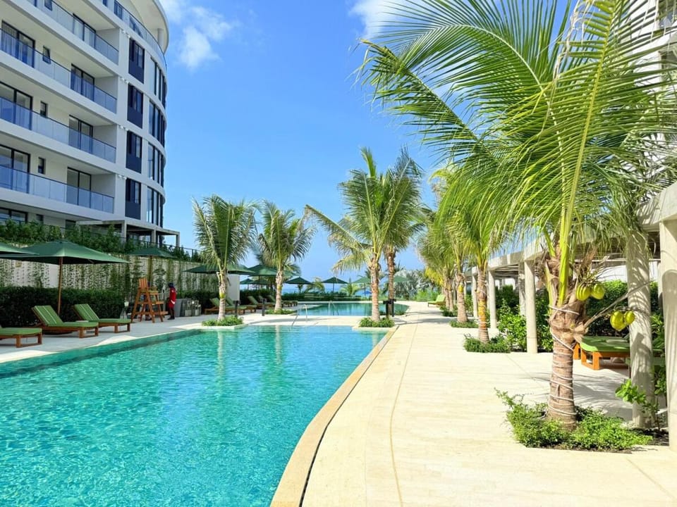 Property building, Swimming pool, sunbed