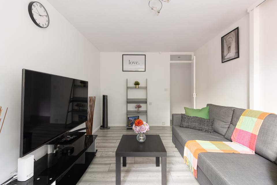 Delightful 1BR Flat by Brixton, wParking and Balcony Apartment in London Borough of Southwark