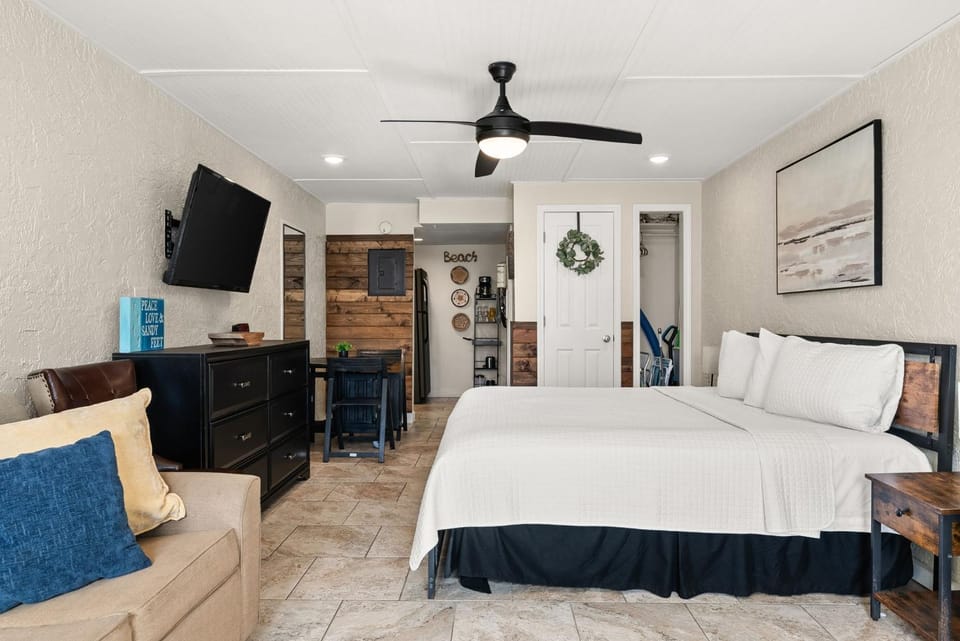 The Ambassador - Unit C5 - Studio King - On Pool Deck Apartment in Panama City Beach
