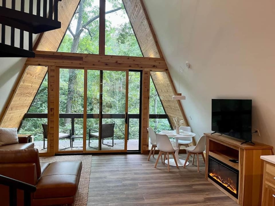 Black Walnut Bungalow-Cozy Forest A-frame near Bentonville House in Rogers