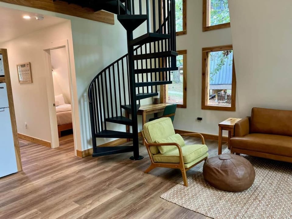 Running Spring Retreat-Cozy Forest A-Frame near Bentonville House in Rogers