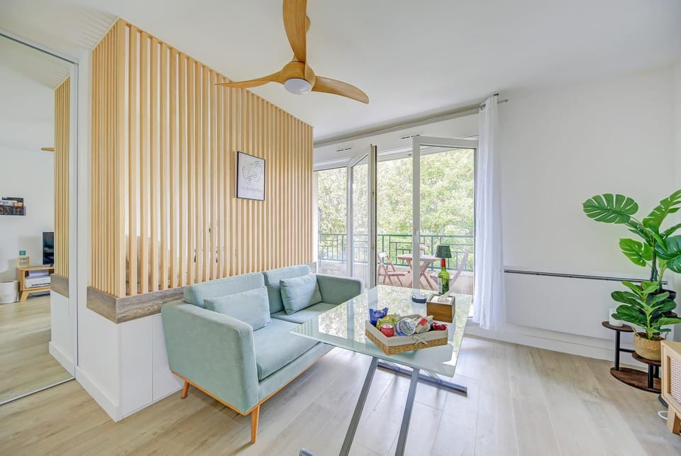 Bright Studio with Balcony near Paris Apartment in Chatou