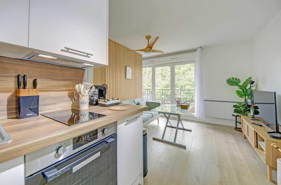 Bright Studio with Balcony near Paris Apartment in Chatou