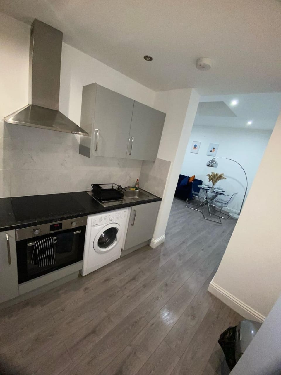 Kitchen or kitchenette, oven, stove, washing machine