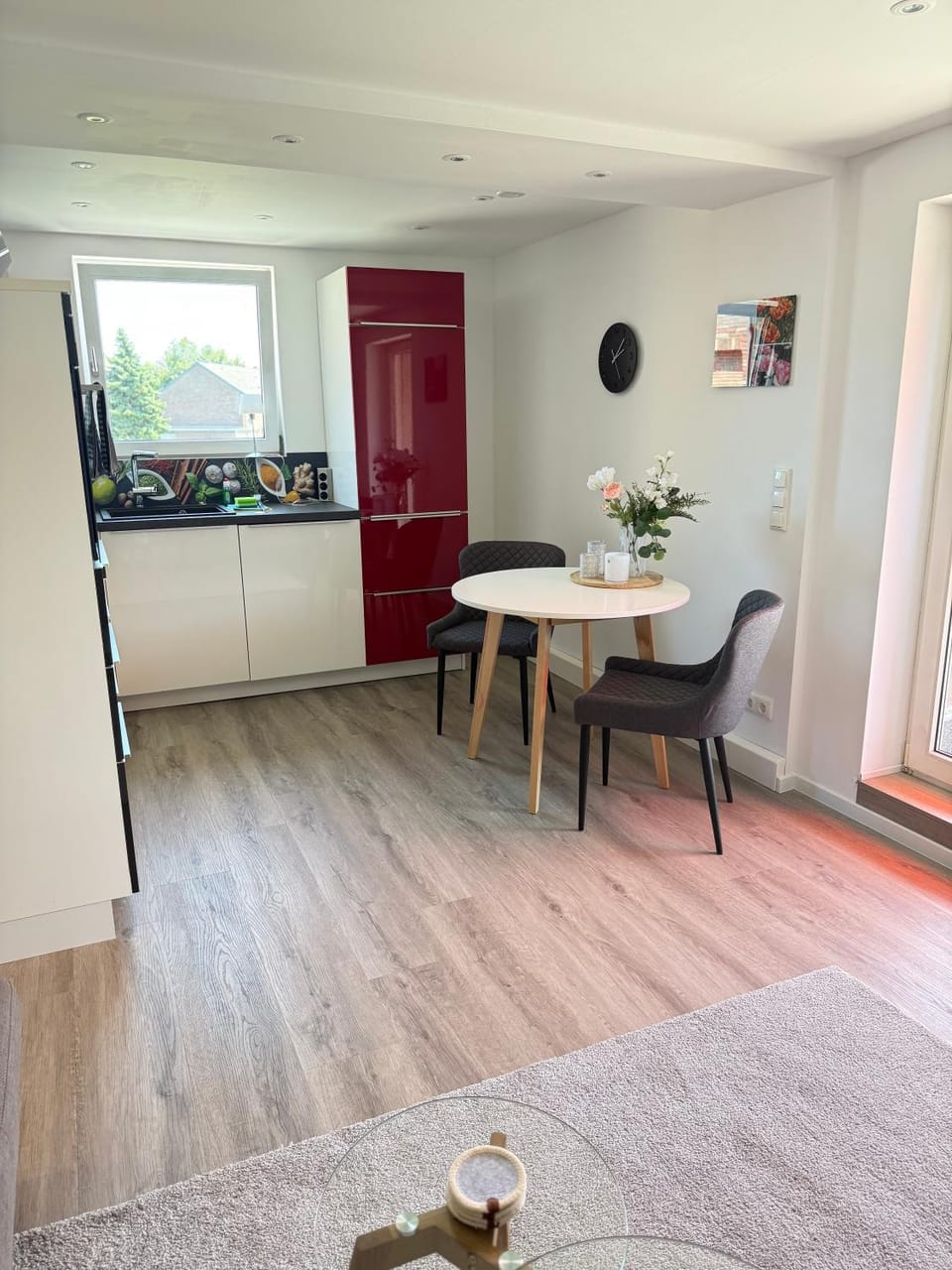 Kitchen or kitchenette, Seating area, Dining area