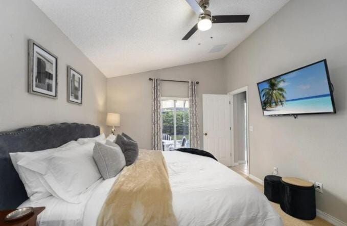 TV and multimedia, Photo of the whole room, Bedroom