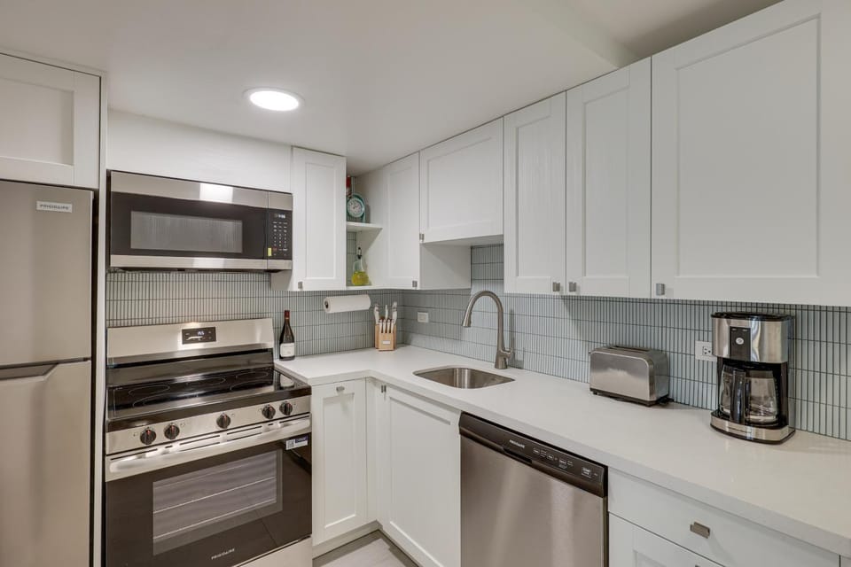 Walk to Shore: Condo w/ Pool Access in Miami Beach House in South Beach Miami