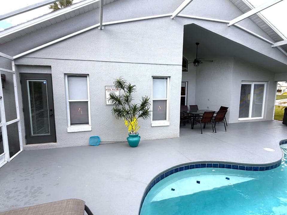 Beautifully Remodeled Pool Home in Southern Dunes Villa in Haines City