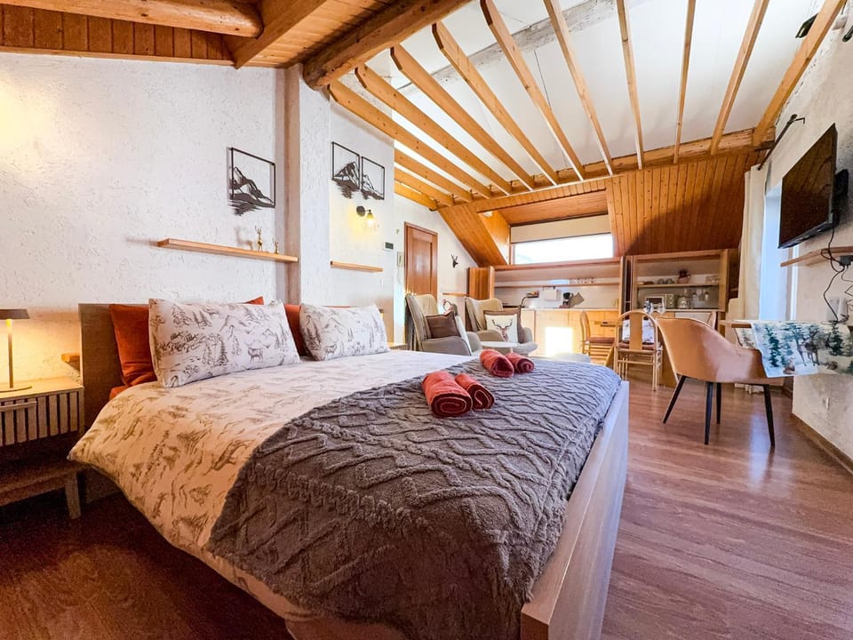 Bed, Photo of the whole room, Bedroom, towels