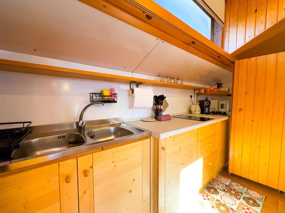 Kitchen or kitchenette, dishwasher, stove