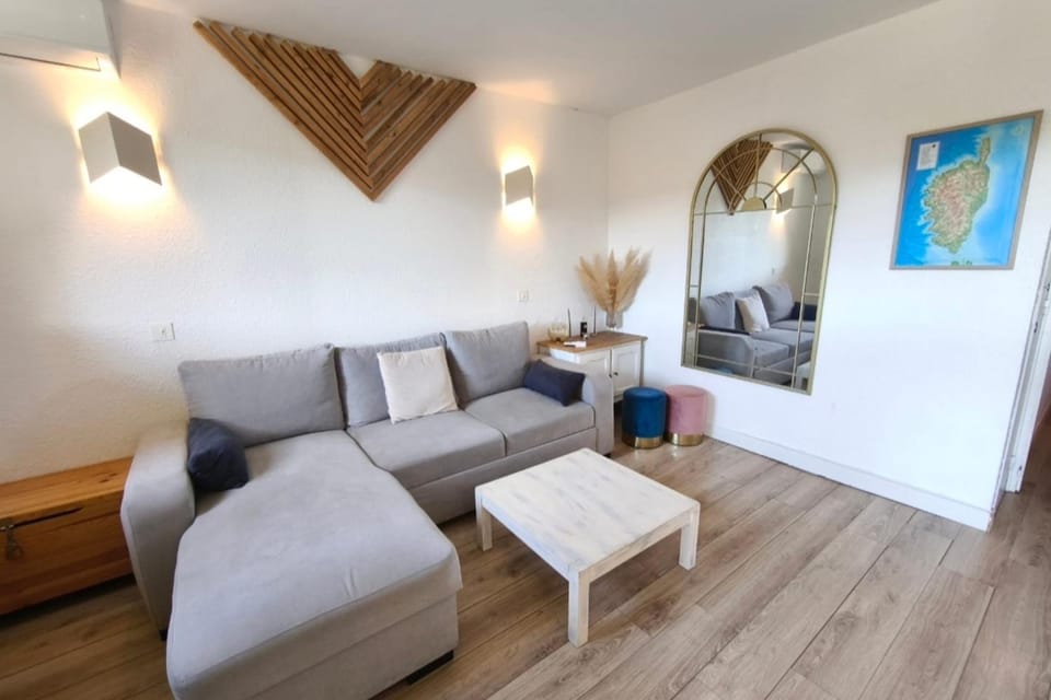 Stay in a bright apartment with a view! Apartment in Ajaccio