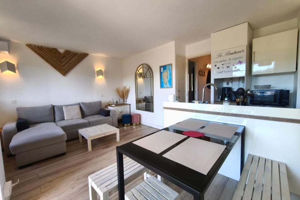 Stay in a bright apartment with a view! Apartment in Ajaccio