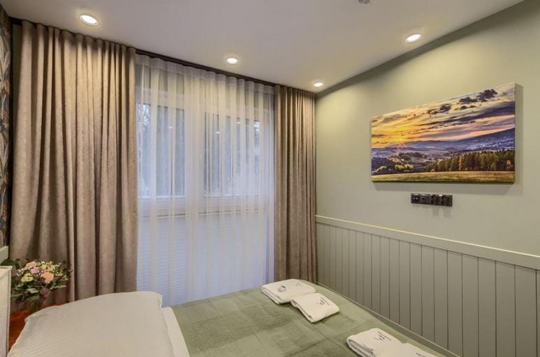 Bedroom, towels