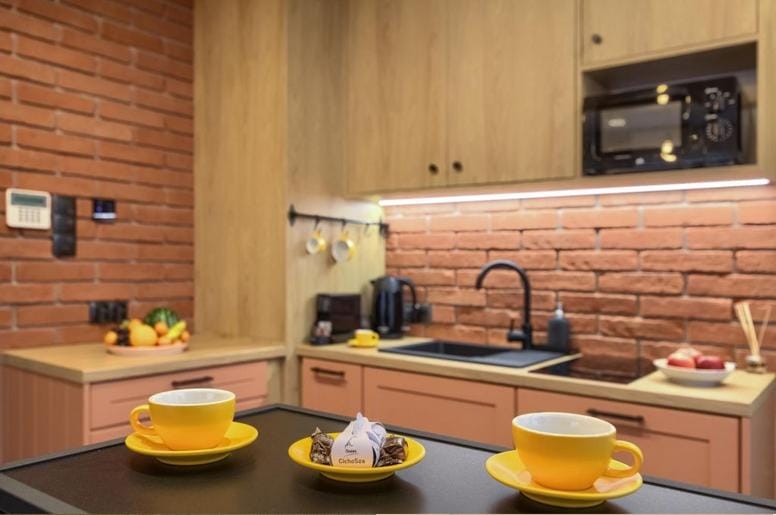 Coffee/tea facilities, Kitchen or kitchenette, Dining area, microwave