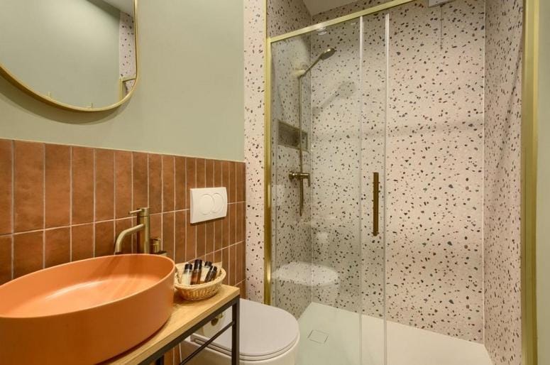 Shower, Toilet, Bathroom, towels