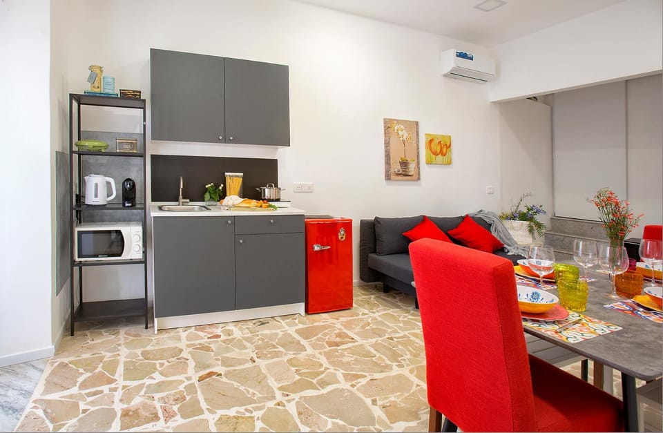 Kitchen or kitchenette, Living room, Food and drinks, Seating area, Dining area, Food, minibar, stove