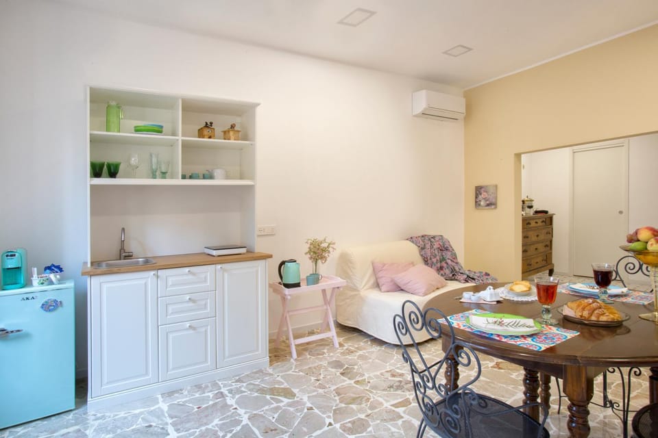 Kitchen or kitchenette, Living room, Seating area, Dining area, air conditioner
