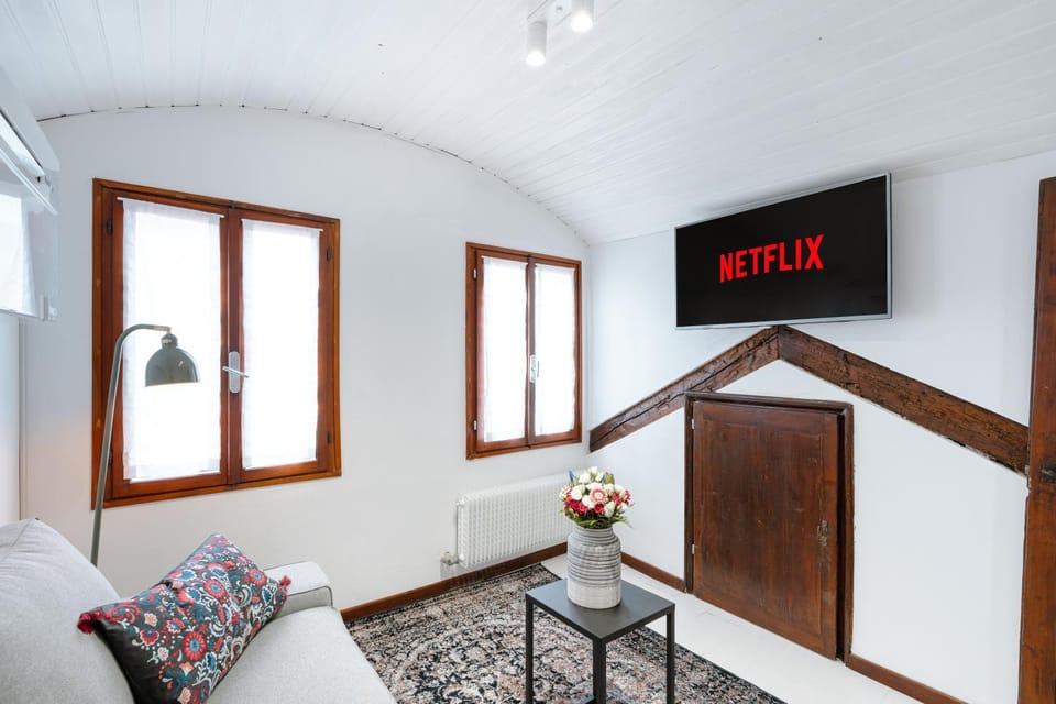 TV and multimedia, Seating area