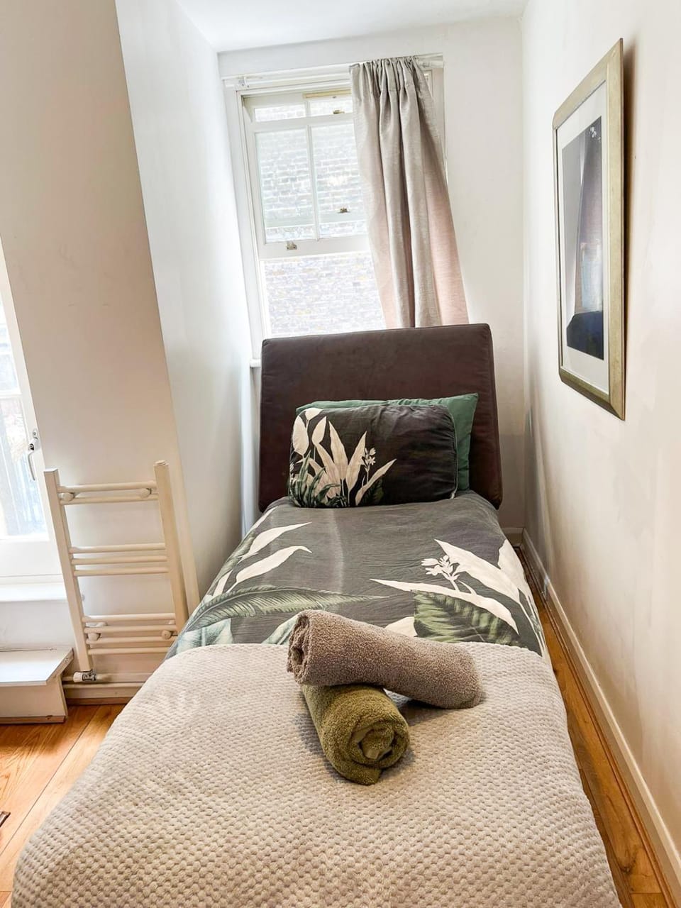 Bed, Seating area, Bedroom