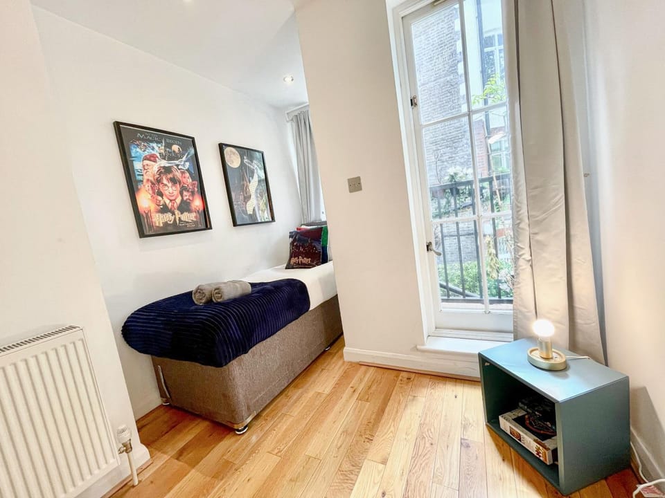 Bed, View (from property/room), Photo of the whole room, Seating area, Bedroom, hair dryier, heating, towels, wardrobe