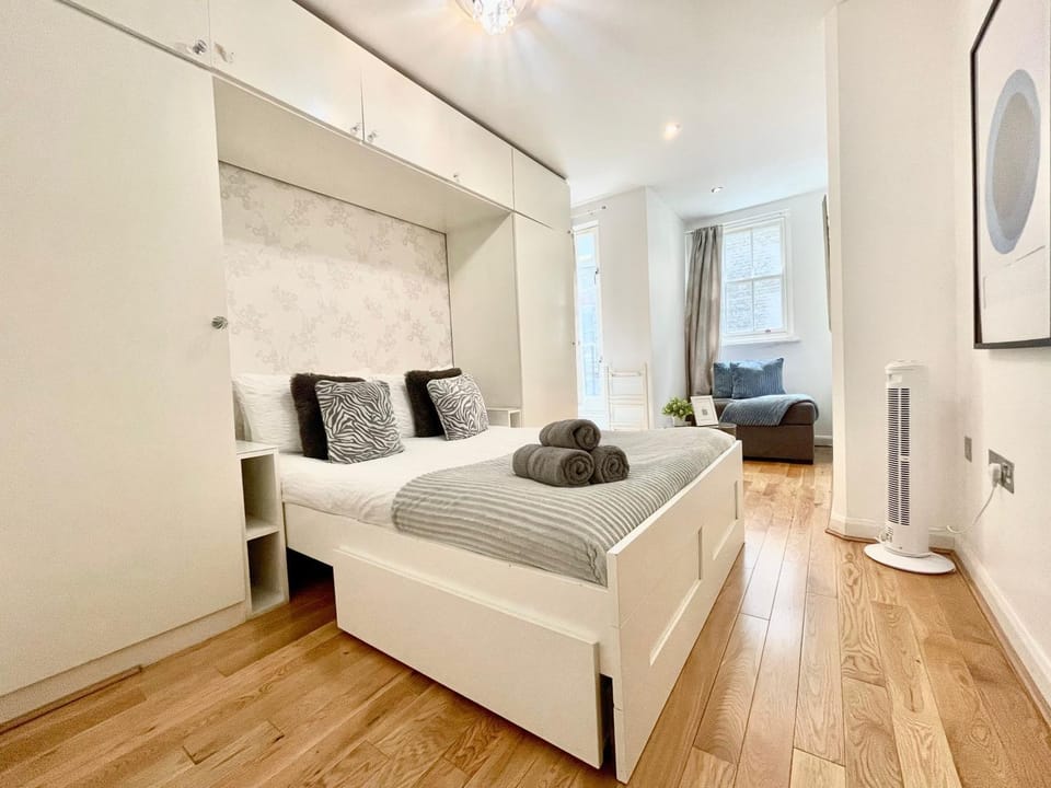 Bed, Photo of the whole room, Decorative detail, Seating area, Bedroom, flat iron, hair dryier, heating, storage, towels, wardrobe