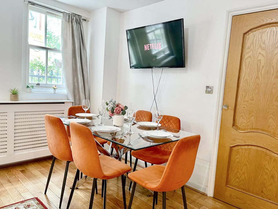 TV and multimedia, View (from property/room), Living room, Decorative detail, Seating area, Dining area, heating, internet