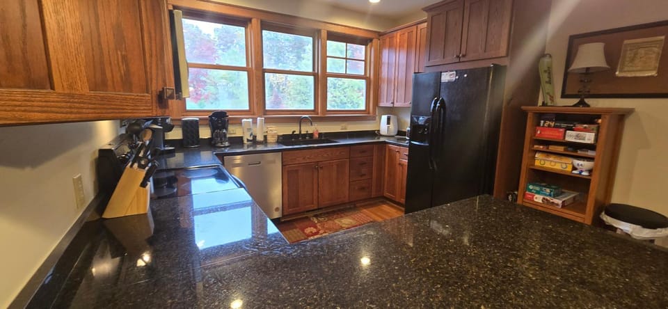 Relaxation Ridge- 4 bedroom with Hot Tub & Pool Table House in Deep Creek Lake