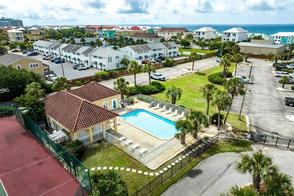 Ciboney 2010 - Gulf View Condo Near Beach with Community Pool House in Miramar Beach