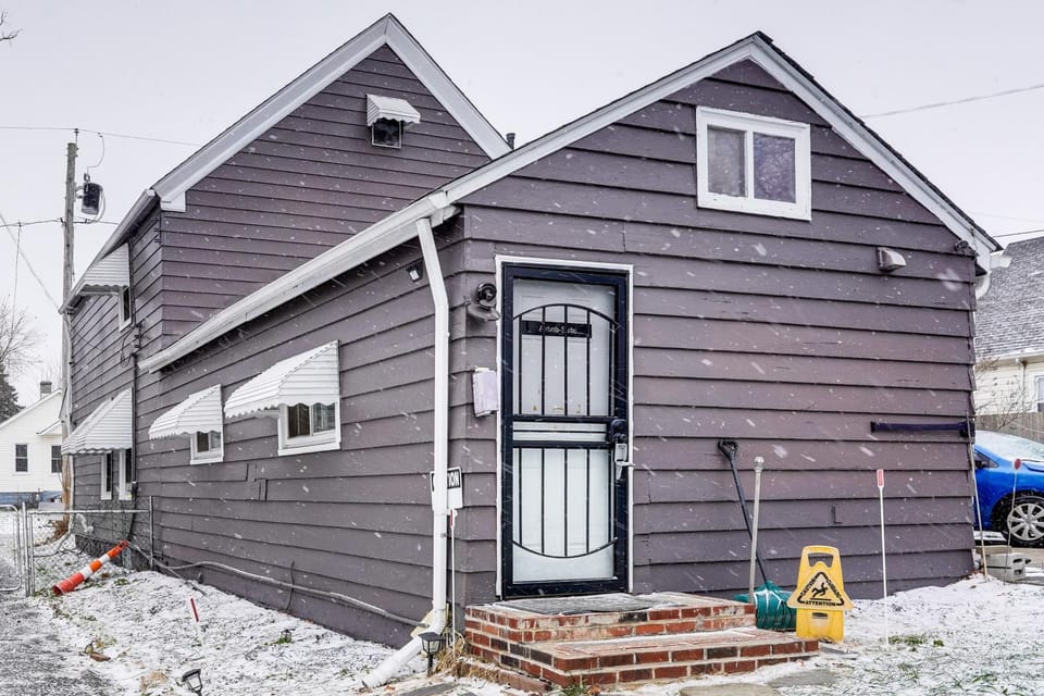8 Mi to Dtwn CLE: Cozy Couple's Retreat w/ Gym! Apartment in Cleveland Heights