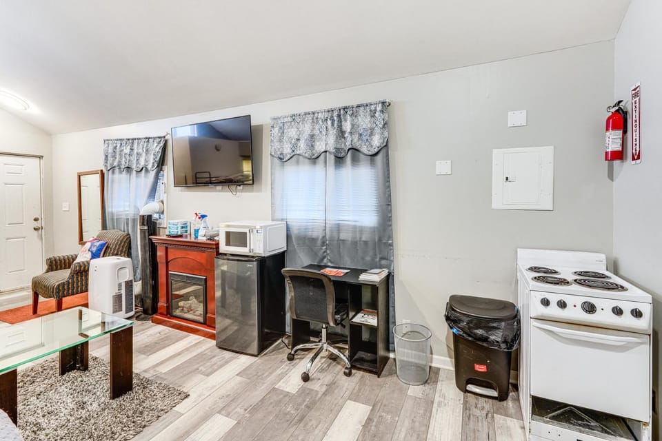 8 Mi to Dtwn CLE: Cozy Couple's Retreat w/ Gym! Apartment in Cleveland Heights