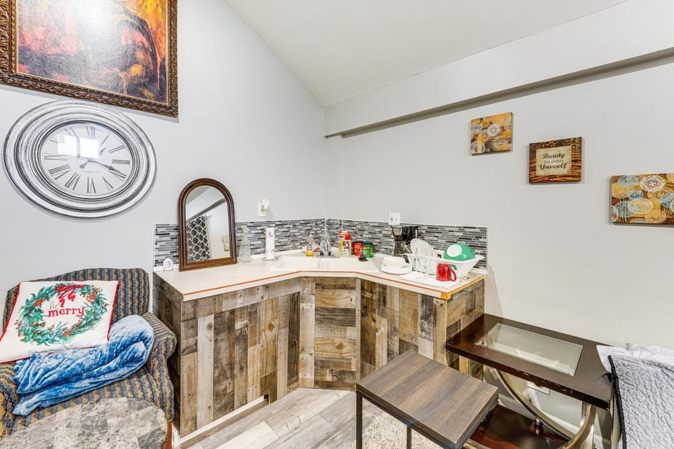 8 Mi to Dtwn CLE: Cozy Couple's Retreat w/ Gym! Apartment in Cleveland Heights
