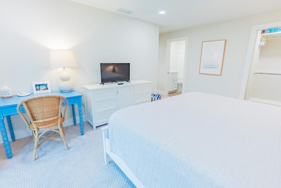 Breezy Beachside Views! Heated Pool & Pickleball! Apartment in Holmes Beach