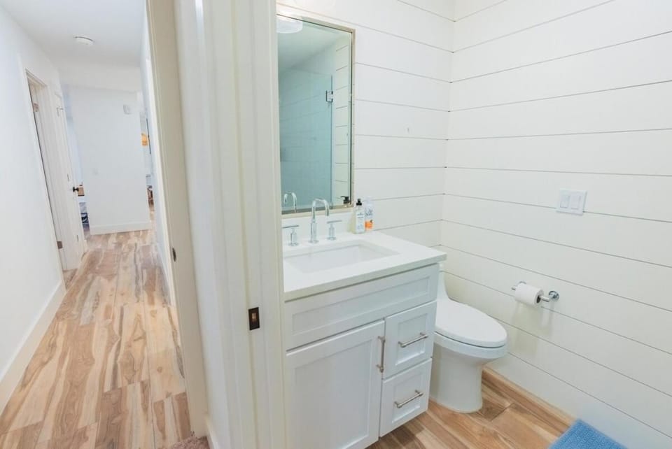 Breezy Beachside Views! Heated Pool & Pickleball! Apartment in Holmes Beach